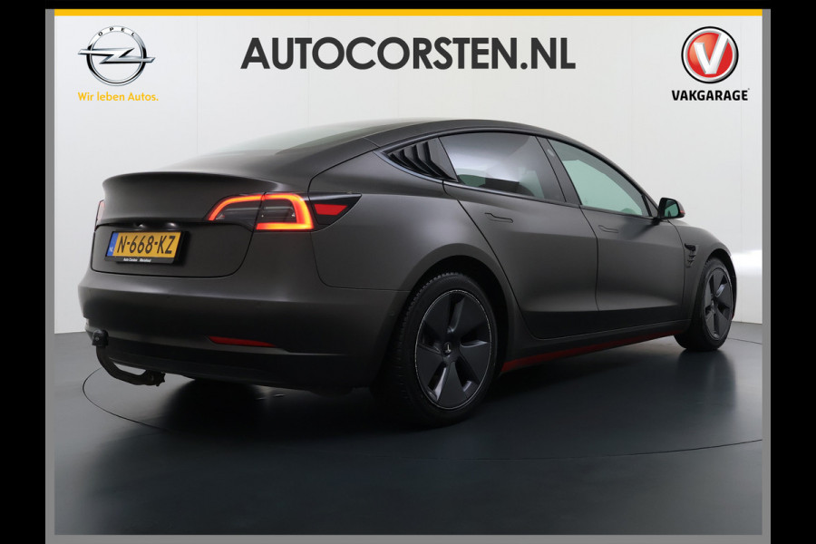 Tesla Model 3 Long Range AWD 75kWh Facelift Warmtepomp Trekhaak SOH 88% Wrap AutoPilot Leder Panoramadak Adaptive-Cruise Camera's Elektr.-Stuu Privacy Glas Navi LED DAB Voorverwarmen interieur Keyless One-Pedal-Drive 4WD 1.000KG Trekgewicht Origineel Nederlandse Auto Fabrieksgarantie op Accu en Motor tot 26-11-2029/192.00km