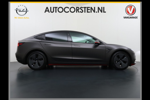 Tesla Model 3 Long Range AWD 75kWh Facelift Warmtepomp Trekhaak SOH 88% Wrap AutoPilot Leder Panoramadak Adaptive-Cruise Camera's Elektr.-Stuu Privacy Glas Navi LED DAB Voorverwarmen interieur Keyless One-Pedal-Drive 4WD 1.000KG Trekgewicht Origineel Nederlandse Auto Fabrieksgarantie op Accu en Motor tot 26-11-2029/192.00km