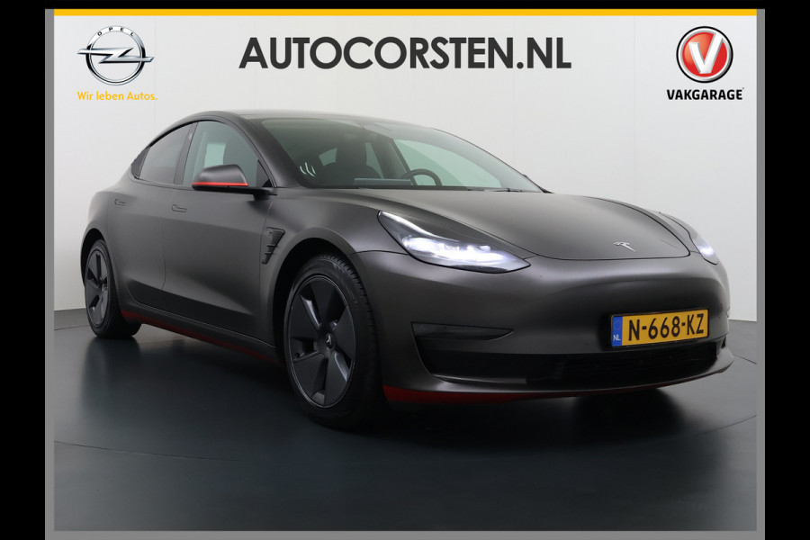 Tesla Model 3 Long Range AWD 75kWh Facelift Warmtepomp Trekhaak SOH 88% Wrap AutoPilot Leder Panoramadak Adaptive-Cruise Camera's Elektr.-Stuu Privacy Glas Navi LED DAB Voorverwarmen interieur Keyless One-Pedal-Drive 4WD 1.000KG Trekgewicht Origineel Nederlandse Auto Fabrieksgarantie op Accu en Motor tot 26-11-2029/192.00km