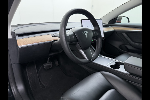 Tesla Model 3 Long Range AWD 75kWh Facelift Warmtepomp Trekhaak SOH 88% Wrap AutoPilot Leder Panoramadak Adaptive-Cruise Camera's Elektr.-Stuu Privacy Glas Navi LED DAB Voorverwarmen interieur Keyless One-Pedal-Drive 4WD 1.000KG Trekgewicht Origineel Nederlandse Auto Fabrieksgarantie op Accu en Motor tot 26-11-2029/192.00km