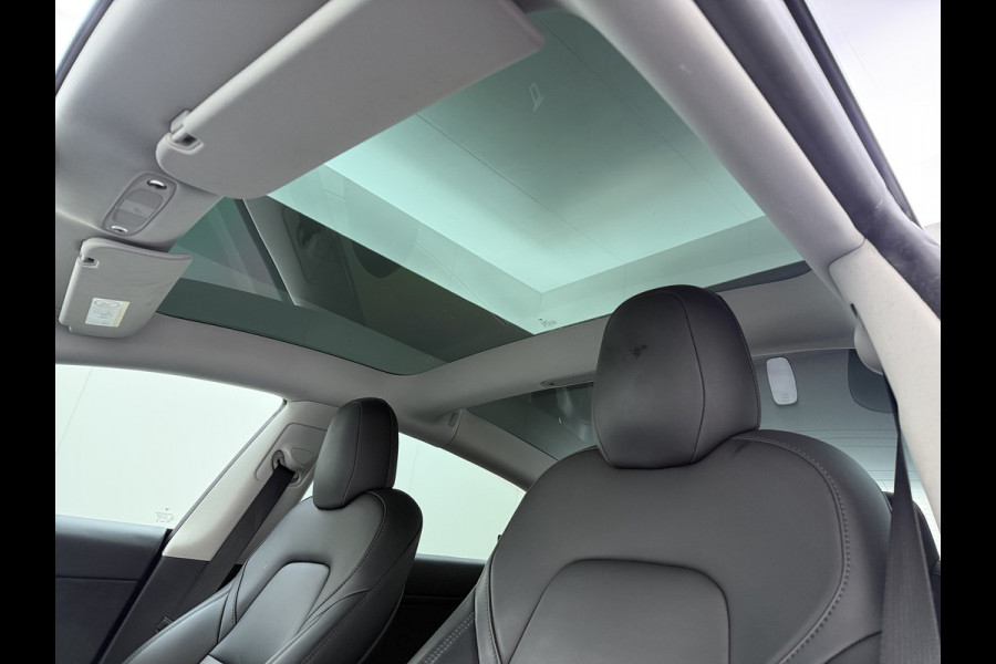 Tesla Model 3 Long Range AWD 75kWh Facelift Warmtepomp Trekhaak SOH 88% Wrap AutoPilot Leder Panoramadak Adaptive-Cruise Camera's Elektr.-Stuu Privacy Glas Navi LED DAB Voorverwarmen interieur Keyless One-Pedal-Drive 4WD 1.000KG Trekgewicht Origineel Nederlandse Auto Fabrieksgarantie op Accu en Motor tot 26-11-2029/192.00km