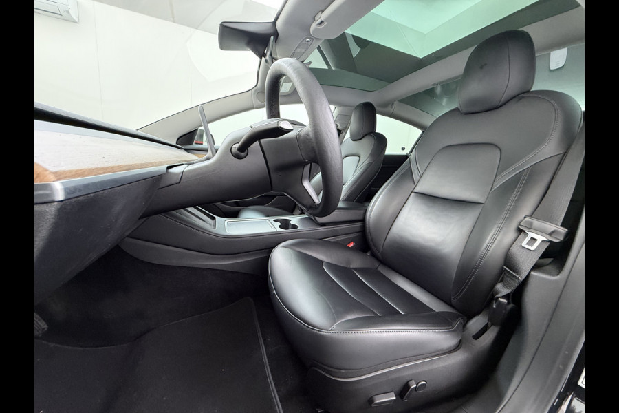 Tesla Model 3 Long Range AWD 75kWh Facelift Warmtepomp Trekhaak SOH 88% Wrap AutoPilot Leder Panoramadak Adaptive-Cruise Camera's Elektr.-Stuu Privacy Glas Navi LED DAB Voorverwarmen interieur Keyless One-Pedal-Drive 4WD 1.000KG Trekgewicht Origineel Nederlandse Auto Fabrieksgarantie op Accu en Motor tot 26-11-2029/192.00km