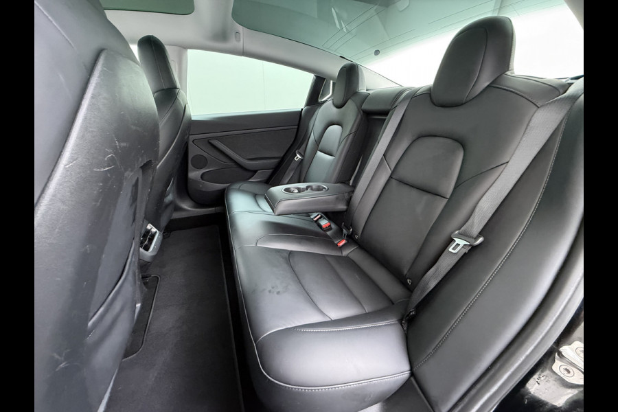 Tesla Model 3 Long Range AWD 75kWh Facelift Warmtepomp Trekhaak SOH 88% Wrap AutoPilot Leder Panoramadak Adaptive-Cruise Camera's Elektr.-Stuu Privacy Glas Navi LED DAB Voorverwarmen interieur Keyless One-Pedal-Drive 4WD 1.000KG Trekgewicht Origineel Nederlandse Auto Fabrieksgarantie op Accu en Motor tot 26-11-2029/192.00km