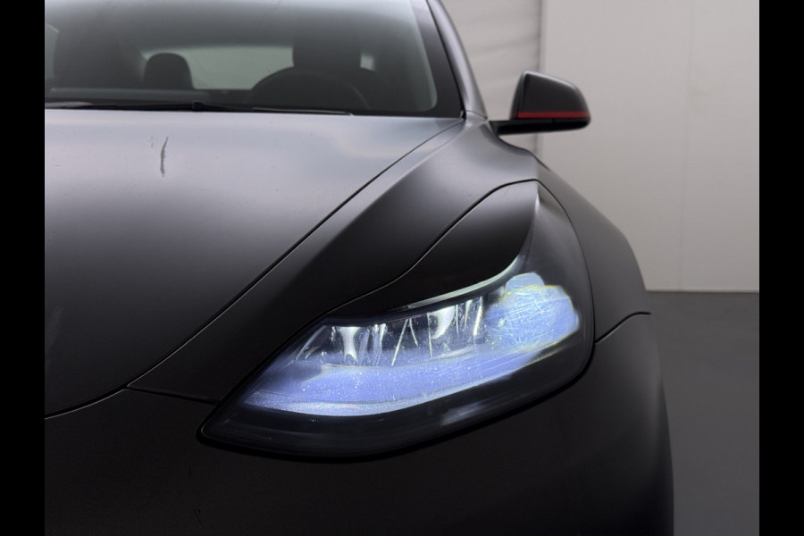 Tesla Model 3 Long Range AWD 75kWh Facelift Warmtepomp Trekhaak SOH 88% Wrap AutoPilot Leder Panoramadak Adaptive-Cruise Camera's Elektr.-Stuu Privacy Glas Navi LED DAB Voorverwarmen interieur Keyless One-Pedal-Drive 4WD 1.000KG Trekgewicht Origineel Nederlandse Auto Fabrieksgarantie op Accu en Motor tot 26-11-2029/192.00km