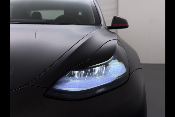 Tesla Model 3 Long Range AWD 75kWh Facelift Warmtepomp Trekhaak SOH 88% Wrap AutoPilot Leder Panoramadak Adaptive-Cruise Camera's Elektr.-Stuu Privacy Glas Navi LED DAB Voorverwarmen interieur Keyless One-Pedal-Drive 4WD 1.000KG Trekgewicht Origineel Nederlandse Auto Fabrieksgarantie op Accu en Motor tot 26-11-2029/192.00km