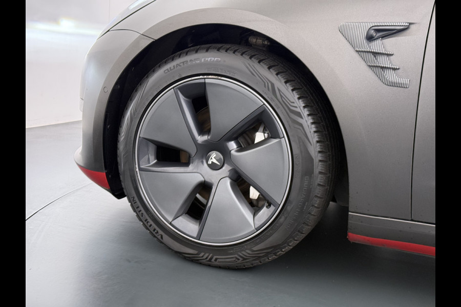 Tesla Model 3 Long Range AWD 75kWh Facelift Warmtepomp Trekhaak SOH 88% Wrap AutoPilot Leder Panoramadak Adaptive-Cruise Camera's Elektr.-Stuu Privacy Glas Navi LED DAB Voorverwarmen interieur Keyless One-Pedal-Drive 4WD 1.000KG Trekgewicht Origineel Nederlandse Auto Fabrieksgarantie op Accu en Motor tot 26-11-2029/192.00km