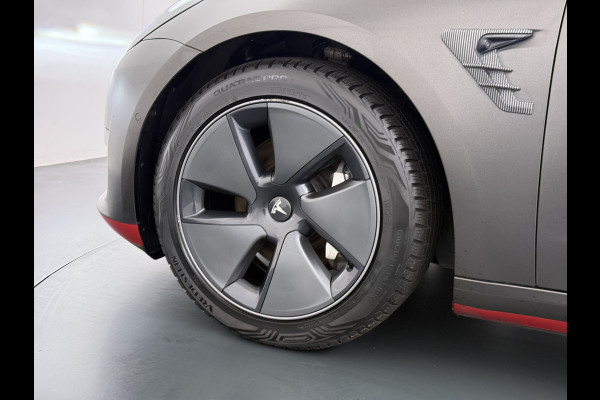 Tesla Model 3 Long Range AWD 75kWh Facelift Warmtepomp Trekhaak SOH 88% Wrap AutoPilot Leder Panoramadak Adaptive-Cruise Camera's Elektr.-Stuu Privacy Glas Navi LED DAB Voorverwarmen interieur Keyless One-Pedal-Drive 4WD 1.000KG Trekgewicht Origineel Nederlandse Auto Fabrieksgarantie op Accu en Motor tot 26-11-2029/192.00km