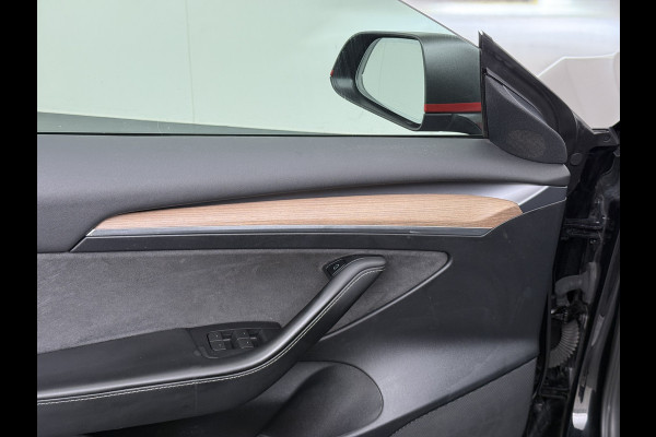 Tesla Model 3 Long Range AWD 75kWh Facelift Warmtepomp Trekhaak SOH 88% Wrap AutoPilot Leder Panoramadak Adaptive-Cruise Camera's Elektr.-Stuu Privacy Glas Navi LED DAB Voorverwarmen interieur Keyless One-Pedal-Drive 4WD 1.000KG Trekgewicht Origineel Nederlandse Auto Fabrieksgarantie op Accu en Motor tot 26-11-2029/192.00km