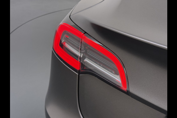 Tesla Model 3 Long Range AWD 75kWh Facelift Warmtepomp Trekhaak SOH 88% Wrap AutoPilot Leder Panoramadak Adaptive-Cruise Camera's Elektr.-Stuu Privacy Glas Navi LED DAB Voorverwarmen interieur Keyless One-Pedal-Drive 4WD 1.000KG Trekgewicht Origineel Nederlandse Auto Fabrieksgarantie op Accu en Motor tot 26-11-2029/192.00km