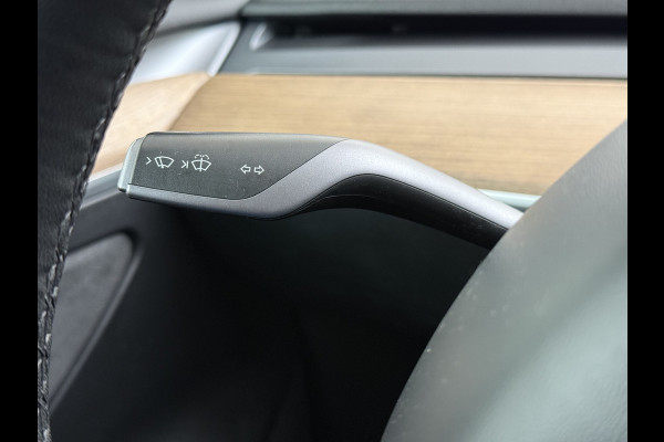 Tesla Model 3 Long Range AWD 75kWh Facelift Warmtepomp Trekhaak SOH 88% Wrap AutoPilot Leder Panoramadak Adaptive-Cruise Camera's Elektr.-Stuu Privacy Glas Navi LED DAB Voorverwarmen interieur Keyless One-Pedal-Drive 4WD 1.000KG Trekgewicht Origineel Nederlandse Auto Fabrieksgarantie op Accu en Motor tot 26-11-2029/192.00km