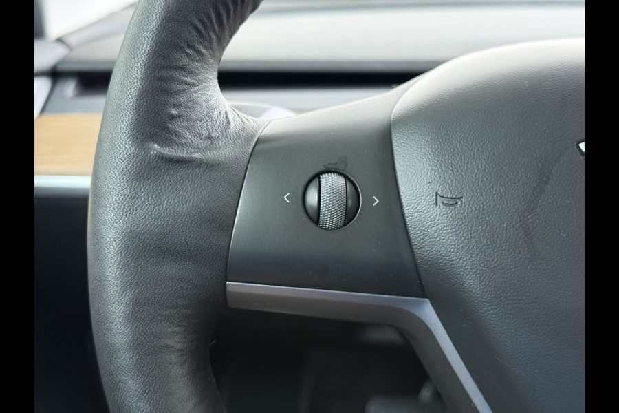 Tesla Model 3 Long Range AWD 75kWh Facelift Warmtepomp Trekhaak SOH 88% Wrap AutoPilot Leder Panoramadak Adaptive-Cruise Camera's Elektr.-Stuu Privacy Glas Navi LED DAB Voorverwarmen interieur Keyless One-Pedal-Drive 4WD 1.000KG Trekgewicht Origineel Nederlandse Auto Fabrieksgarantie op Accu en Motor tot 26-11-2029/192.00km
