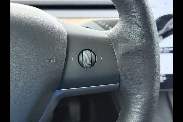 Tesla Model 3 Long Range AWD 75kWh Facelift Warmtepomp Trekhaak SOH 88% Wrap AutoPilot Leder Panoramadak Adaptive-Cruise Camera's Elektr.-Stuu Privacy Glas Navi LED DAB Voorverwarmen interieur Keyless One-Pedal-Drive 4WD 1.000KG Trekgewicht Origineel Nederlandse Auto Fabrieksgarantie op Accu en Motor tot 26-11-2029/192.00km