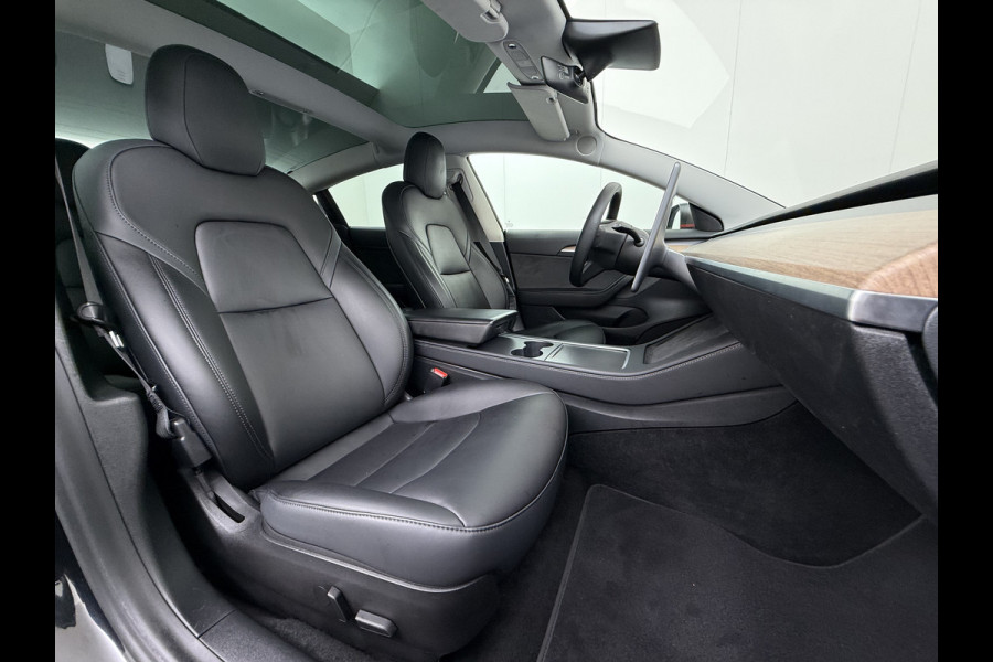 Tesla Model 3 Long Range AWD 75kWh Facelift Warmtepomp Trekhaak SOH 88% Wrap AutoPilot Leder Panoramadak Adaptive-Cruise Camera's Elektr.-Stuu Privacy Glas Navi LED DAB Voorverwarmen interieur Keyless One-Pedal-Drive 4WD 1.000KG Trekgewicht Origineel Nederlandse Auto Fabrieksgarantie op Accu en Motor tot 26-11-2029/192.00km
