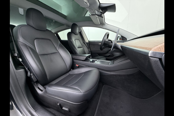 Tesla Model 3 Long Range AWD 75kWh Facelift Warmtepomp Trekhaak SOH 88% Wrap AutoPilot Leder Panoramadak Adaptive-Cruise Camera's Elektr.-Stuu Privacy Glas Navi LED DAB Voorverwarmen interieur Keyless One-Pedal-Drive 4WD 1.000KG Trekgewicht Origineel Nederlandse Auto Fabrieksgarantie op Accu en Motor tot 26-11-2029/192.00km