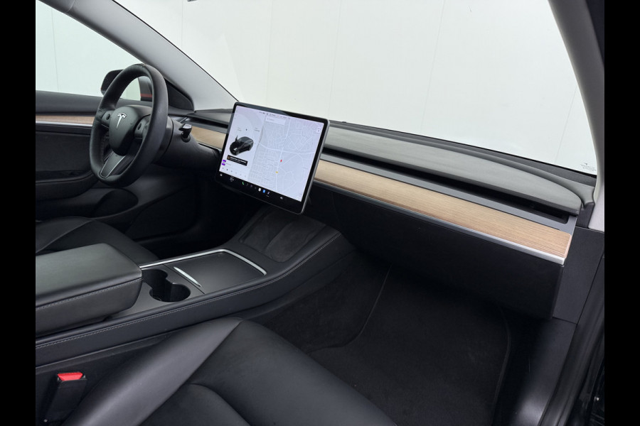 Tesla Model 3 Long Range AWD 75kWh Facelift Warmtepomp Trekhaak SOH 88% Wrap AutoPilot Leder Panoramadak Adaptive-Cruise Camera's Elektr.-Stuu Privacy Glas Navi LED DAB Voorverwarmen interieur Keyless One-Pedal-Drive 4WD 1.000KG Trekgewicht Origineel Nederlandse Auto Fabrieksgarantie op Accu en Motor tot 26-11-2029/192.00km