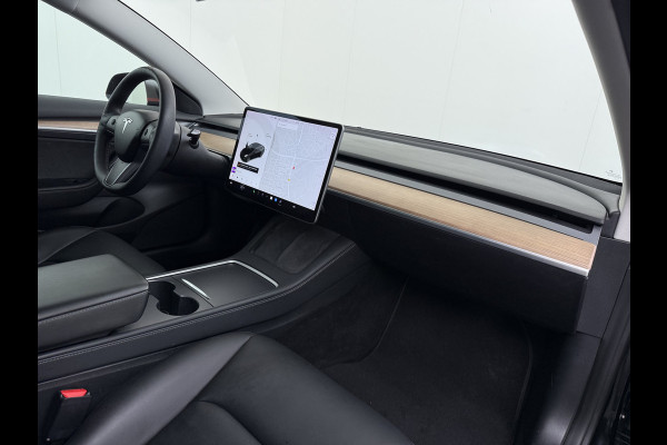 Tesla Model 3 Long Range AWD 75kWh Facelift Warmtepomp Trekhaak SOH 88% Wrap AutoPilot Leder Panoramadak Adaptive-Cruise Camera's Elektr.-Stuu Privacy Glas Navi LED DAB Voorverwarmen interieur Keyless One-Pedal-Drive 4WD 1.000KG Trekgewicht Origineel Nederlandse Auto Fabrieksgarantie op Accu en Motor tot 26-11-2029/192.00km