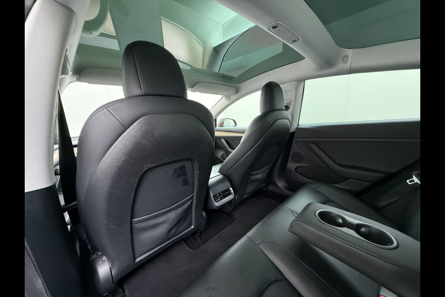 Tesla Model 3 Long Range AWD 75kWh Facelift Warmtepomp Trekhaak SOH 88% Wrap AutoPilot Leder Panoramadak Adaptive-Cruise Camera's Elektr.-Stuu Privacy Glas Navi LED DAB Voorverwarmen interieur Keyless One-Pedal-Drive 4WD 1.000KG Trekgewicht Origineel Nederlandse Auto Fabrieksgarantie op Accu en Motor tot 26-11-2029/192.00km