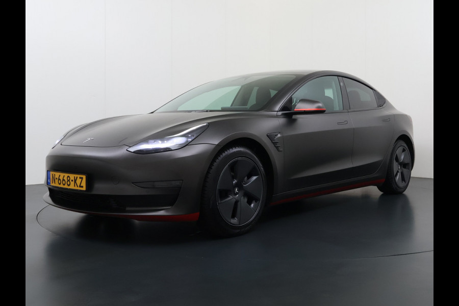 Tesla Model 3 Long Range AWD 75kWh Facelift Warmtepomp Trekhaak SOH 88% Wrap AutoPilot Leder Panoramadak Adaptive-Cruise Camera's Elektr.-Stuu Privacy Glas Navi LED DAB Voorverwarmen interieur Keyless One-Pedal-Drive 4WD 1.000KG Trekgewicht Origineel Nederlandse Auto Fabrieksgarantie op Accu en Motor tot 26-11-2029/192.00km