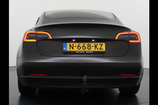 Tesla Model 3 Long Range AWD 75kWh Facelift Warmtepomp Trekhaak SOH 88% Wrap AutoPilot Leder Panoramadak Adaptive-Cruise Camera's Elektr.-Stuu Privacy Glas Navi LED DAB Voorverwarmen interieur Keyless One-Pedal-Drive 4WD 1.000KG Trekgewicht Origineel Nederlandse Auto Fabrieksgarantie op Accu en Motor tot 26-11-2029/192.00km