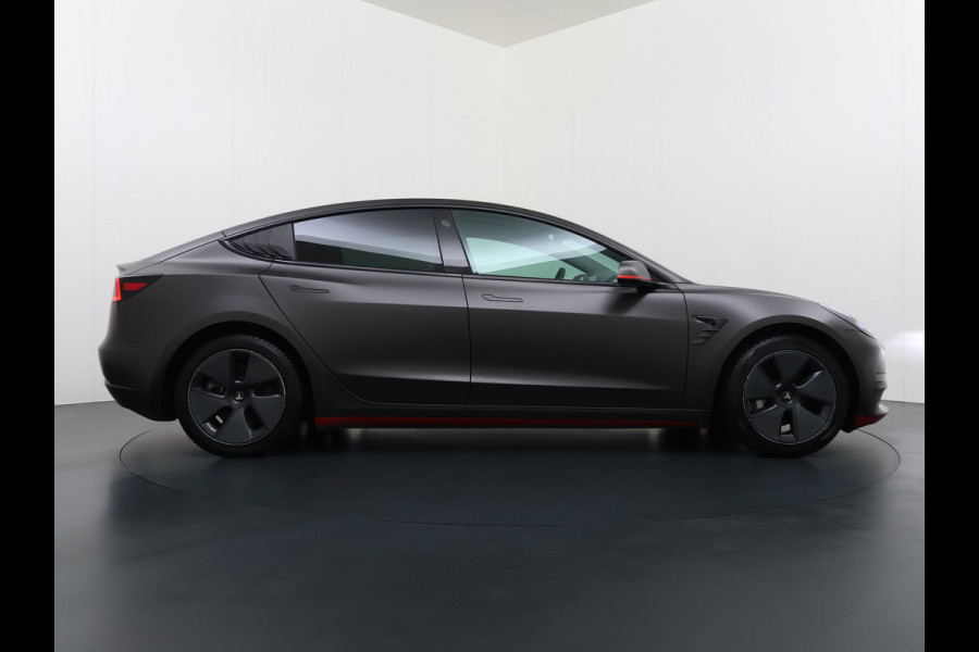 Tesla Model 3 Long Range AWD 75kWh Facelift Warmtepomp Trekhaak SOH 88% Wrap AutoPilot Leder Panoramadak Adaptive-Cruise Camera's Elektr.-Stuu Privacy Glas Navi LED DAB Voorverwarmen interieur Keyless One-Pedal-Drive 4WD 1.000KG Trekgewicht Origineel Nederlandse Auto Fabrieksgarantie op Accu en Motor tot 26-11-2029/192.00km