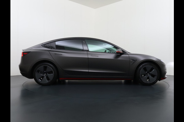 Tesla Model 3 Long Range AWD 75kWh Facelift Warmtepomp Trekhaak SOH 88% Wrap AutoPilot Leder Panoramadak Adaptive-Cruise Camera's Elektr.-Stuu Privacy Glas Navi LED DAB Voorverwarmen interieur Keyless One-Pedal-Drive 4WD 1.000KG Trekgewicht Origineel Nederlandse Auto Fabrieksgarantie op Accu en Motor tot 26-11-2029/192.00km