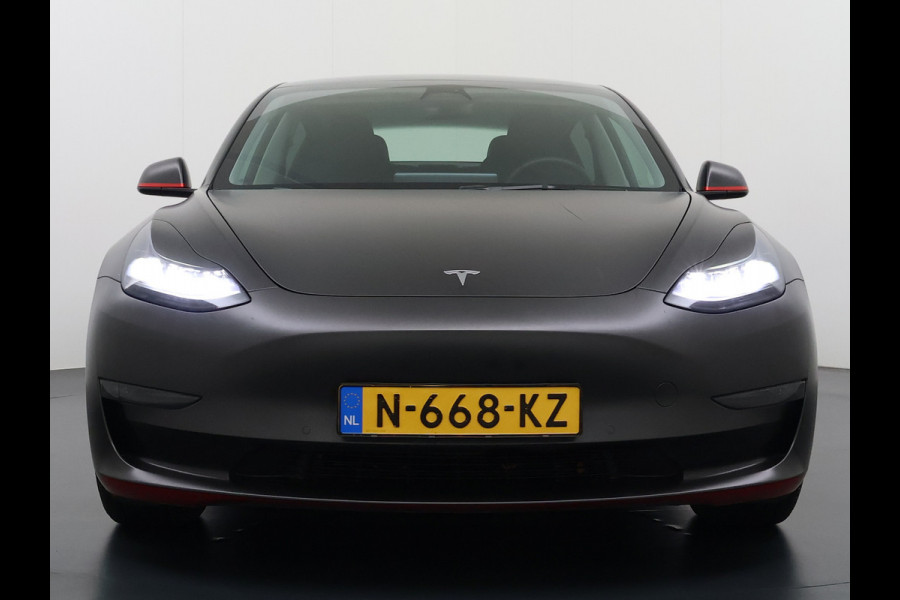 Tesla Model 3 Long Range AWD 75kWh Facelift Warmtepomp Trekhaak SOH 88% Wrap AutoPilot Leder Panoramadak Adaptive-Cruise Camera's Elektr.-Stuu Privacy Glas Navi LED DAB Voorverwarmen interieur Keyless One-Pedal-Drive 4WD 1.000KG Trekgewicht Origineel Nederlandse Auto Fabrieksgarantie op Accu en Motor tot 26-11-2029/192.00km