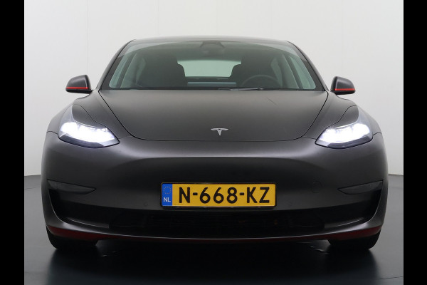 Tesla Model 3 Long Range AWD 75kWh Facelift Warmtepomp Trekhaak SOH 88% Wrap AutoPilot Leder Panoramadak Adaptive-Cruise Camera's Elektr.-Stuu Privacy Glas Navi LED DAB Voorverwarmen interieur Keyless One-Pedal-Drive 4WD 1.000KG Trekgewicht Origineel Nederlandse Auto Fabrieksgarantie op Accu en Motor tot 26-11-2029/192.00km
