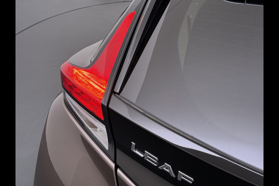 Nissan Leaf Tekna 40kWh Leer Bose®-Hifi Apple Carplay Android Auto Adap.Cruise 360°Camera Navi Ecc Stoel+Stuurverwarming Keyless DAB Dodehoek detector Rijstrooksensor Uitparkeer waarschuwing Verkeersbord detectie Bluetooth Privacy Glas Lmv 17" SOH 87.93% Origineel Nederlandse Auto