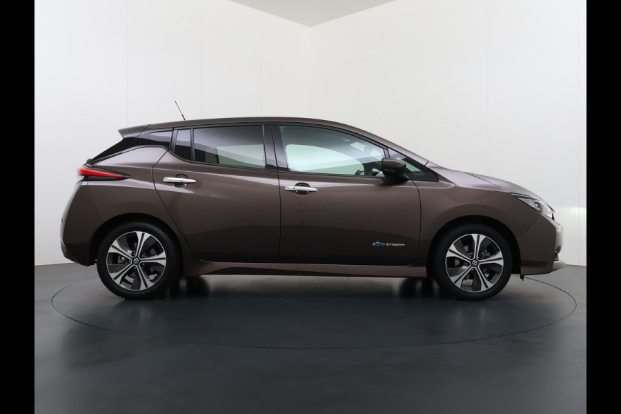 Nissan Leaf Tekna 40kWh Leer Bose®-Hifi Apple Carplay Android Auto Adap.Cruise 360°Camera Navi Ecc Stoel+Stuurverwarming Keyless DAB Dodehoek detector Rijstrooksensor Uitparkeer waarschuwing Verkeersbord detectie Bluetooth Privacy Glas Lmv 17" SOH 87.93% Origineel Nederlandse Auto