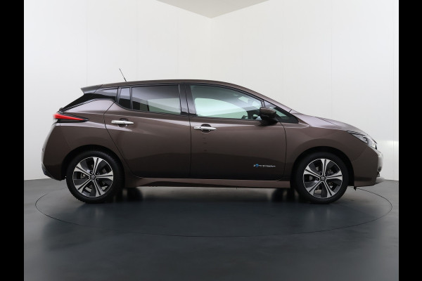 Nissan Leaf Tekna 40kWh Leer Bose®-Hifi Apple Carplay Android Auto Adap.Cruise 360°Camera Navi Ecc Stoel+Stuurverwarming Keyless DAB Dodehoek detector Rijstrooksensor Uitparkeer waarschuwing Verkeersbord detectie Bluetooth Privacy Glas Lmv 17" SOH 87.93% Origineel Nederlandse Auto