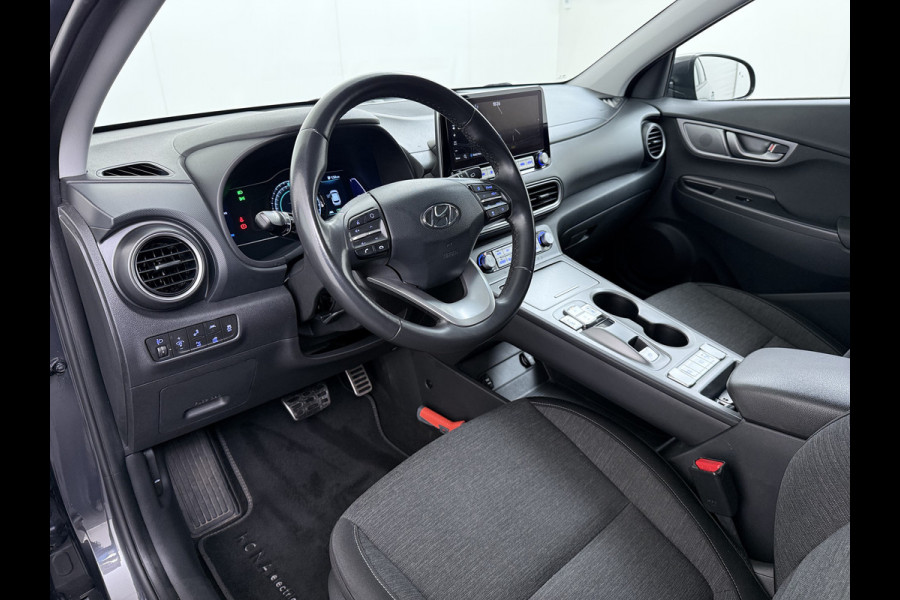 Hyundai Kona EV 64kWh SOH 100% Trekhaak Warmtepomp Navi Camera Ecc Adap.Cruise Head-Up Display Apple Carplay/Android Auto Pdc Fashion Keyless Lane Assist Dodehoek Detector FCA Privacy Glas Regensensor Bluetooth 1e Eigenaar Origineel Nederlandse Auto