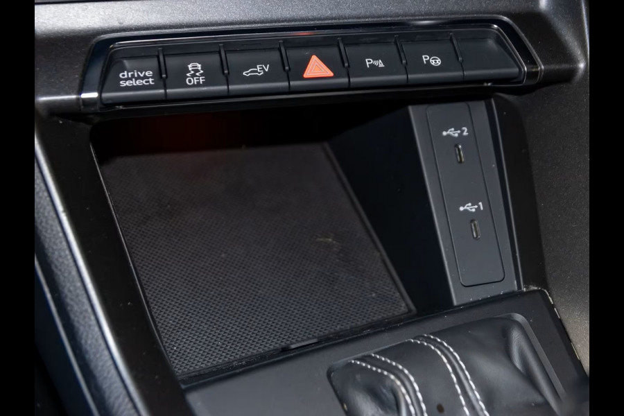 Audi Q3 45 TFSI e S-LINE ** LED, VIRTUAL, LEDER, TREKH, ADAPT. CRUISE, SONOS SOUND, 20-inch LMV ** 1e EIG - UNFALLFREI ** ** INFORMEER OOK NAAR ONZE AANTREKKELIJKE FINANCIAL-LEASE TARIEVEN **
