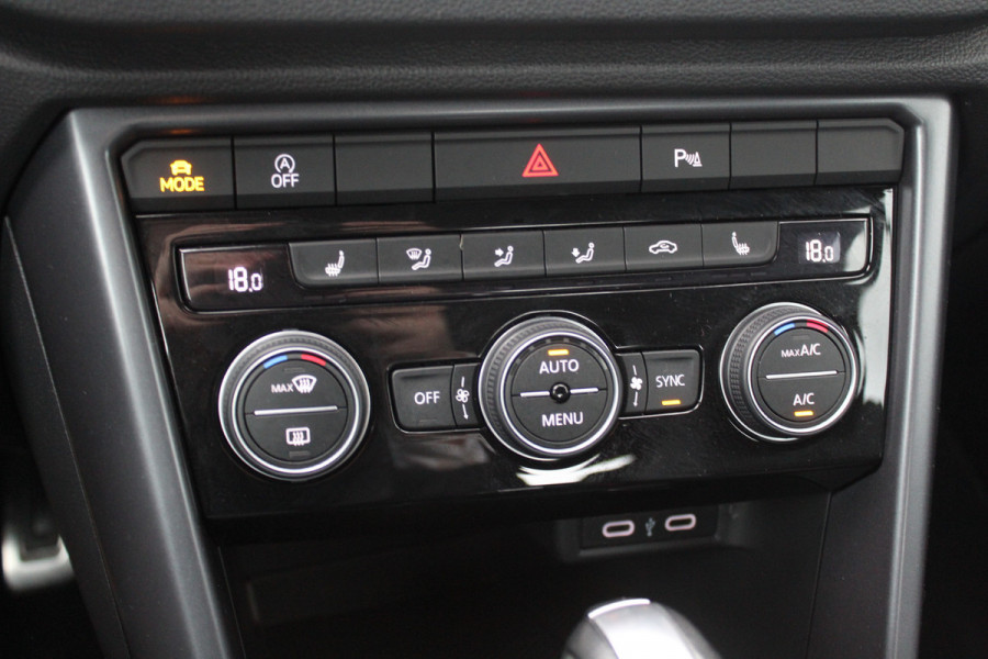 Volkswagen T-Roc Cabrio 1.5 TSI R-Line 47.055 km! / Navigatie / Parkeerhulp V+A / 19'' / Keyless / ACC / DAB / Stoelverwarming