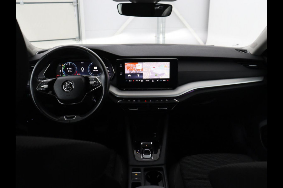Škoda Octavia 1.4 TSI iV PHEV Business Edition | Stoelverwarming | Trekhaak | Carplay | Keyless | Sfeerverlichting | Navigatie | 18'' | Full LED | Parkeerhulp | Digital Cockpit | Plug In