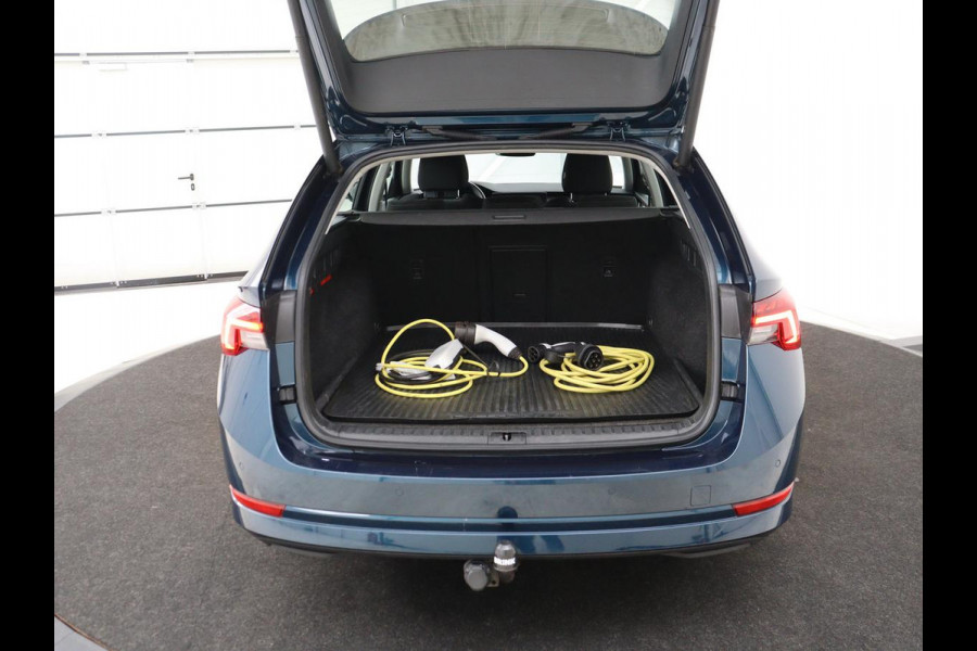 Škoda Octavia 1.4 TSI iV PHEV Business Edition | Stoelverwarming | Trekhaak | Carplay | Keyless | Sfeerverlichting | Navigatie | 18'' | Full LED | Parkeerhulp | Digital Cockpit | Plug In
