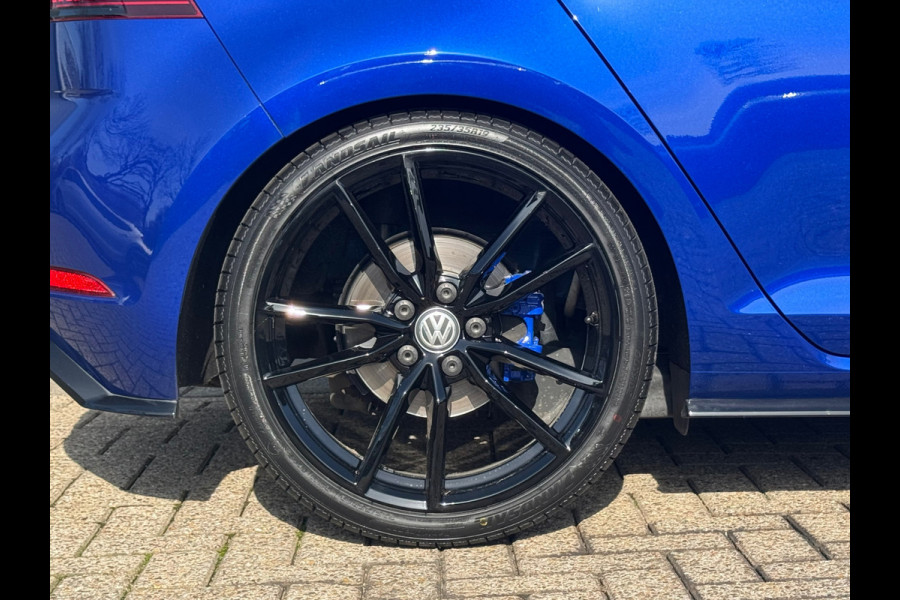 Volkswagen Golf 1.5 TSI Highline R-Line * Panorama * Bearlock * NL Auto * Virtual Cockpit * 19 inch velgen *