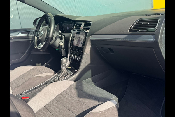 Volkswagen Golf 1.5 TSI Highline R-Line * Panorama * Bearlock * NL Auto * Virtual Cockpit * 19 inch velgen *