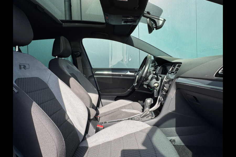 Volkswagen Golf 1.5 TSI Highline R-Line * Panorama * Bearlock * NL Auto * Virtual Cockpit * 19 inch velgen *