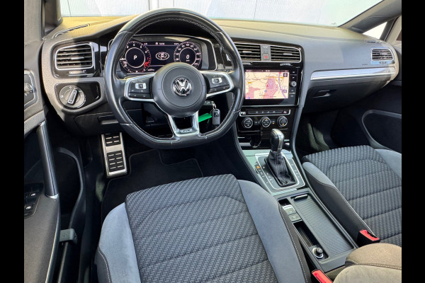 Volkswagen Golf 1.5 TSI Highline R-Line * Panorama * Bearlock * NL Auto * Virtual Cockpit * 19 inch velgen *