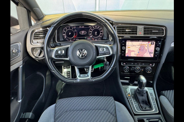 Volkswagen Golf 1.5 TSI Highline R-Line * Panorama * Bearlock * NL Auto * Virtual Cockpit * 19 inch velgen *