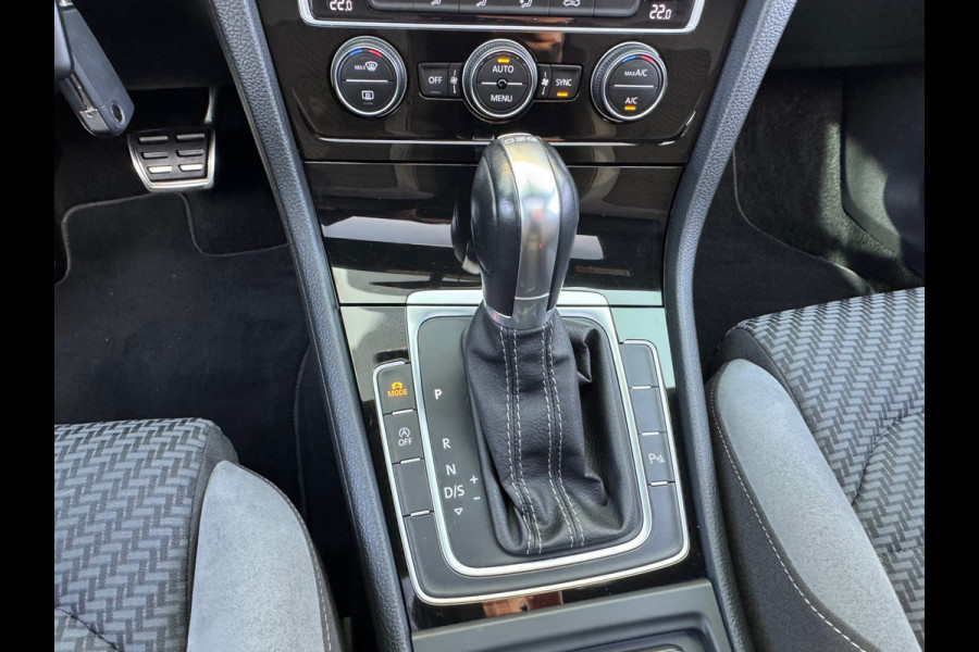 Volkswagen Golf 1.5 TSI Highline R-Line * Panorama * Bearlock * NL Auto * Virtual Cockpit * 19 inch velgen *