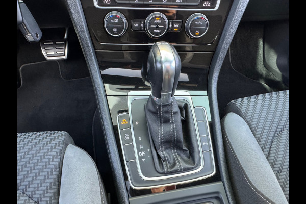 Volkswagen Golf 1.5 TSI Highline R-Line * Panorama * Bearlock * NL Auto * Virtual Cockpit * 19 inch velgen *