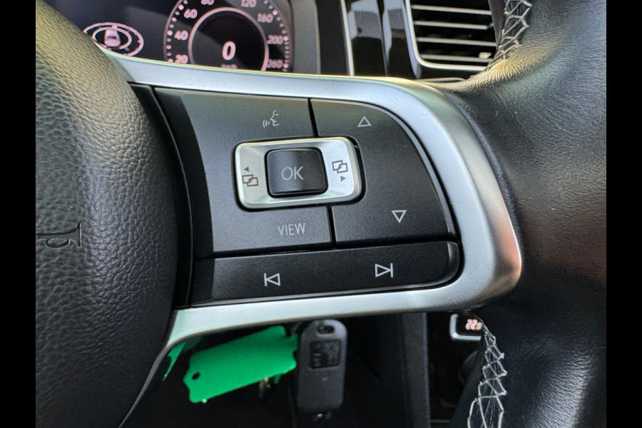 Volkswagen Golf 1.5 TSI Highline R-Line * Panorama * Bearlock * NL Auto * Virtual Cockpit * 19 inch velgen *