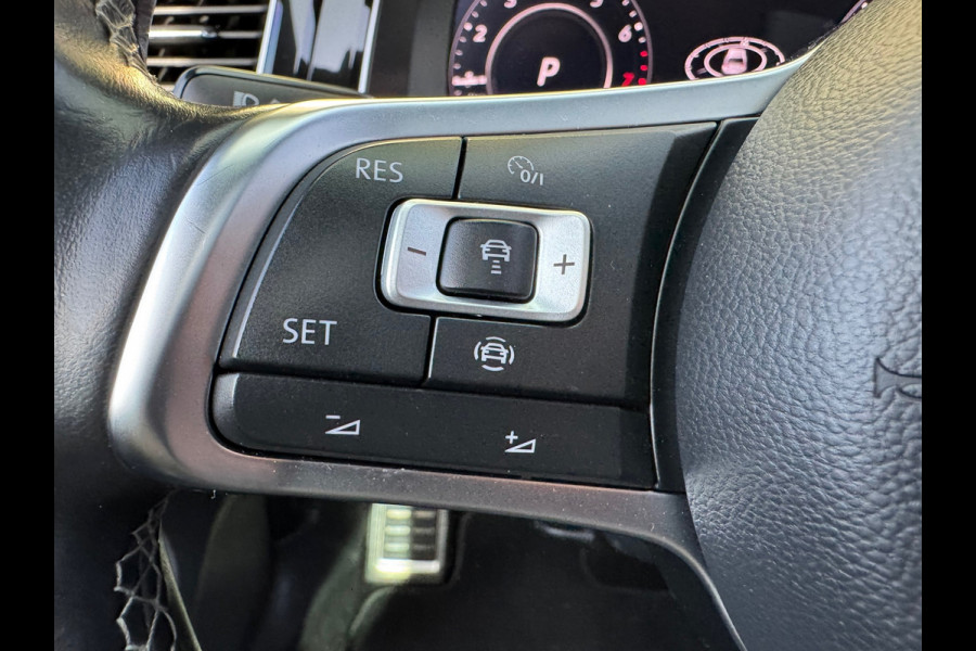 Volkswagen Golf 1.5 TSI Highline R-Line * Panorama * Bearlock * NL Auto * Virtual Cockpit * 19 inch velgen *