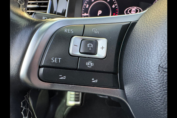 Volkswagen Golf 1.5 TSI Highline R-Line * Panorama * Bearlock * NL Auto * Virtual Cockpit * 19 inch velgen *