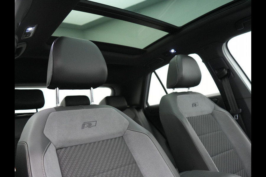 Volkswagen T-Roc 1.5 TSI R-Line 150pk Dealer O.H. | Trekhaak Afn. | Panodak | Adaptive Cruise | Camera | Sportstoelen Verwarmd | Keyless | Apple Carplay | Blis | LED Koplampen | Navigatie | DAB |