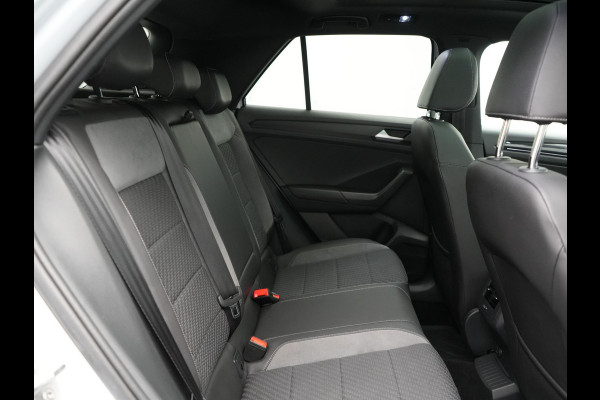 Volkswagen T-Roc 1.5 TSI R-Line 150pk Dealer O.H. | Trekhaak Afn. | Panodak | Adaptive Cruise | Camera | Sportstoelen Verwarmd | Keyless | Apple Carplay | Blis | LED Koplampen | Navigatie | DAB |