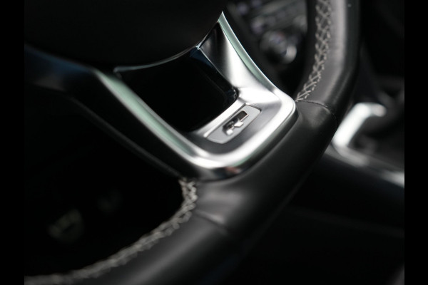 Volkswagen T-Roc 1.5 TSI R-Line 150pk Dealer O.H. | Trekhaak Afn. | Panodak | Adaptive Cruise | Camera | Sportstoelen Verwarmd | Keyless | Apple Carplay | Blis | LED Koplampen | Navigatie | DAB |