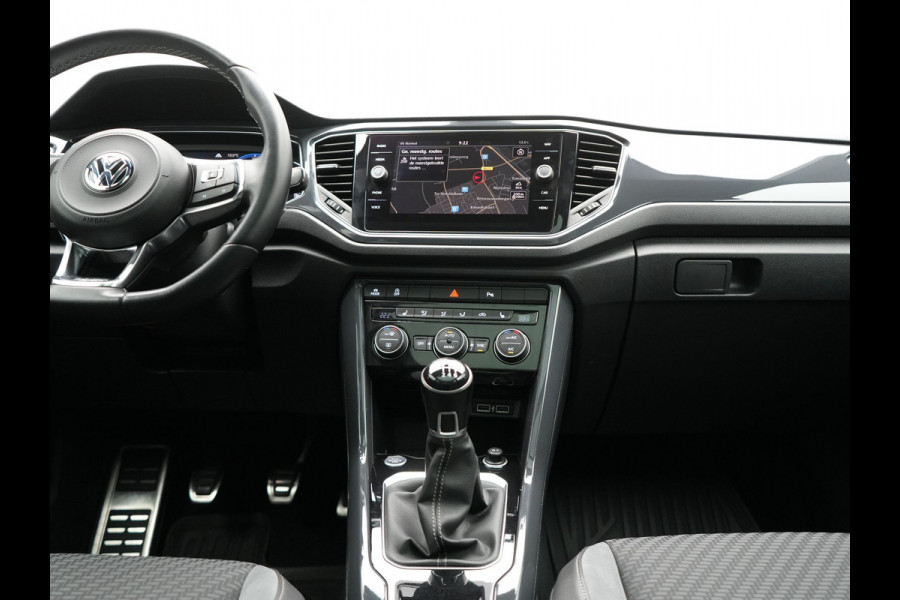 Volkswagen T-Roc 1.5 TSI R-Line 150pk Dealer O.H. | Trekhaak Afn. | Panodak | Adaptive Cruise | Camera | Sportstoelen Verwarmd | Keyless | Apple Carplay | Blis | LED Koplampen | Navigatie | DAB |