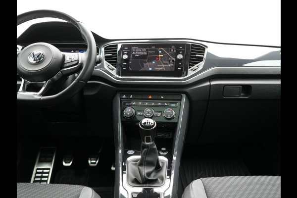 Volkswagen T-Roc 1.5 TSI R-Line 150pk Dealer O.H. | Trekhaak Afn. | Panodak | Adaptive Cruise | Camera | Sportstoelen Verwarmd | Keyless | Apple Carplay | Blis | LED Koplampen | Navigatie | DAB |
